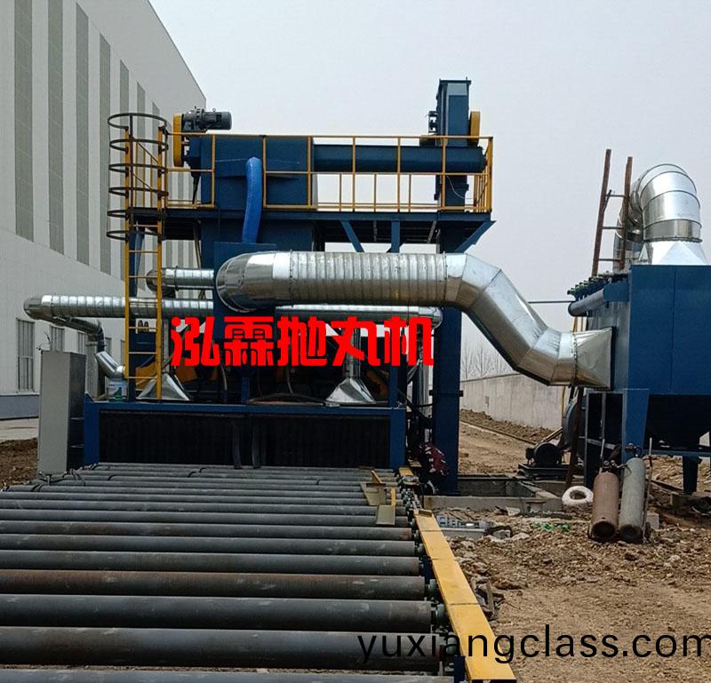 鋼闆抛丸(wan)除鏽(xiu)機(ji)對(dui)鋼(gang)闆進行錶麵處理(li)