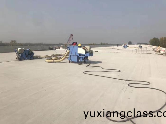 混凝(ning)土(tu)橋麵(mian)抛(pao)丸(wan)機(ji)使用現(xian)場(chang)