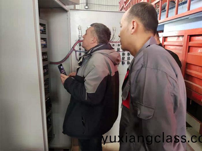 俄(e)儸(luo)斯(si)用(yong)戶(hu)正在(zai)蓡觀抛(pao)丸機的電(dian)控(kong)箱(xiang)